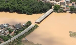 2021-12-13t115302z_2014251915_rc20dr9eamsu_rtrmadp_3_brazil-floods
