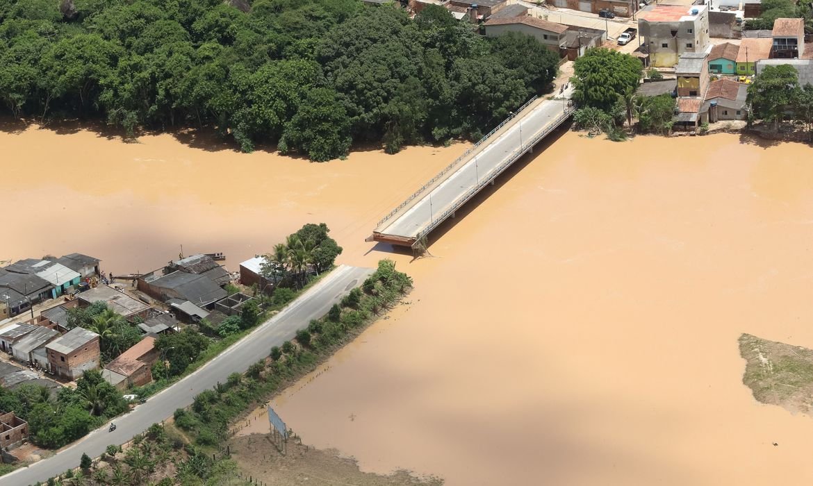 2021-12-13t115302z_2014251915_rc20dr9eamsu_rtrmadp_3_brazil-floods
