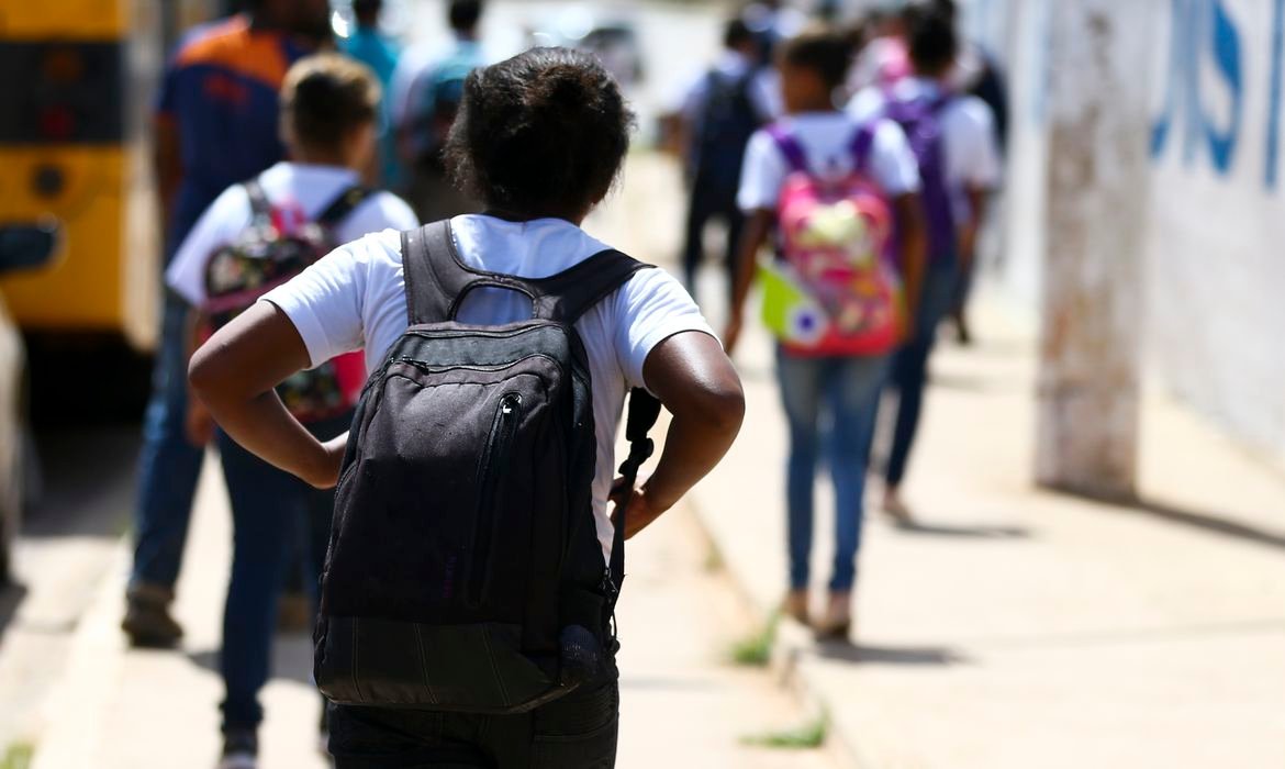 Alunos saindo de escola na Estrutural, no Distrito Federal