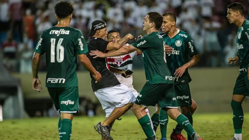 torcedores-do-sao-paulo-invadem-o-campo-da-arena-barueri-e-tentam-agredir-jogadores-do-palmeiras_widelg