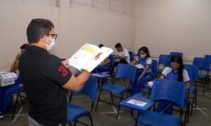 Professor dá aula em Manaus