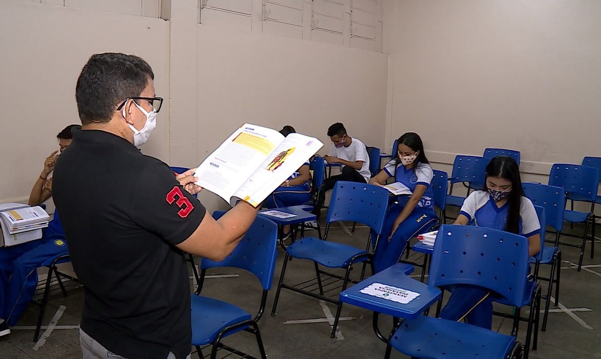 Professor dá aula em Manaus