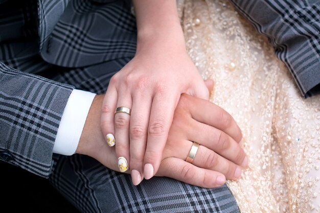 casamento-casado-feliz-casal-de-maos-dadas-noiva-e-noivo-aliancas_280499-28_widelg