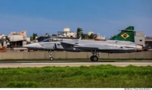 Caça Gripen E, adquirido na Suécia, faz seu primeiro voo no Brasil