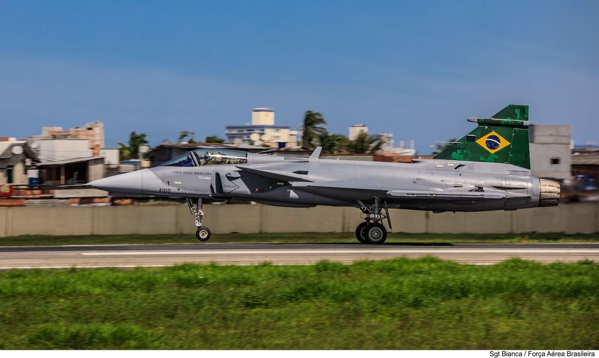 Caça Gripen E, adquirido na Suécia, faz seu primeiro voo no Brasil