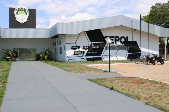 Homem invade escola para cobrar dívida, agride ex e acaba preso