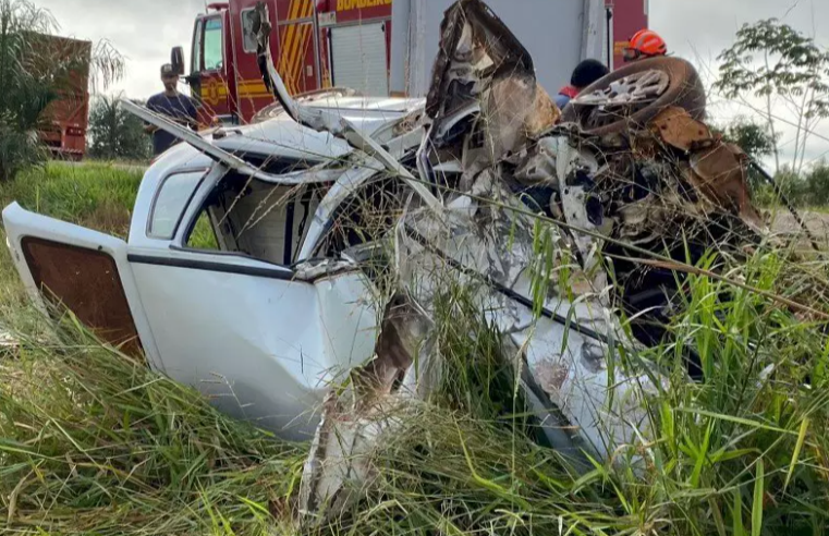 Homem morre em colisão frontal entre carro e carreta bitrem