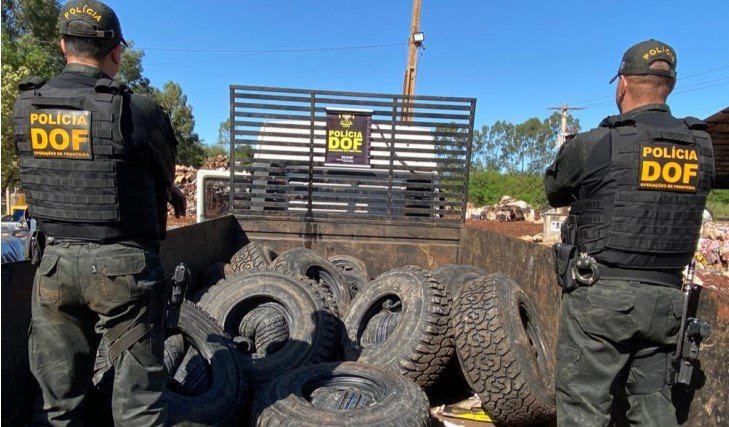Em Maracaju, DOF apreende em meio à carga de reciclável em caminhão 130 pneus