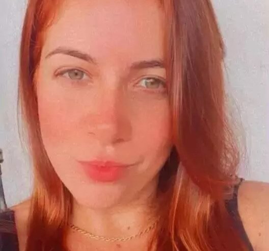 Motociclista morre ao ser atingida por carro desgovernado e motorista foge