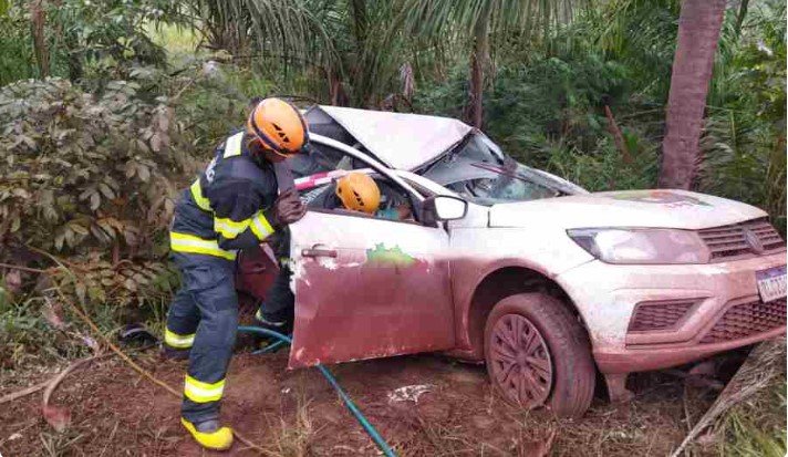 Pai e filha morreram em colisão frontal entre carro e bitrem na BR-262