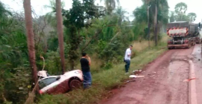 Duas pessoas morrem presas nas ferragens em acidente entre carro e caminhão na BR-262