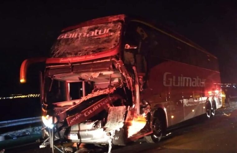 Ônibus de comerciantes de MS bate em caminhão e motorista morre; 7 ficam feridos