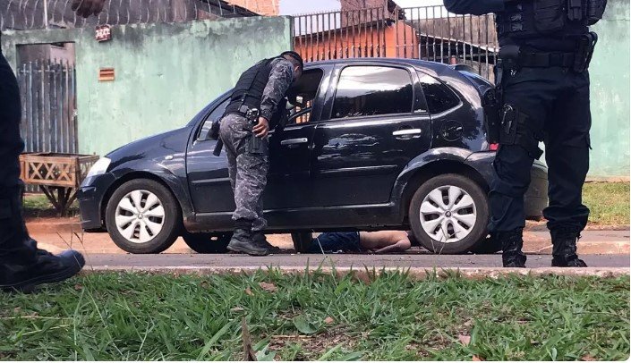 Homem é assassinado a tiros no carro ao sair para comer com a família em Campo Grande