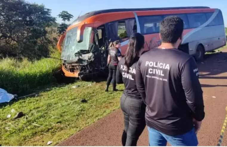 Ocupantes de caminhonete que bateu em ônibus e provocou mortes tomaram bebida