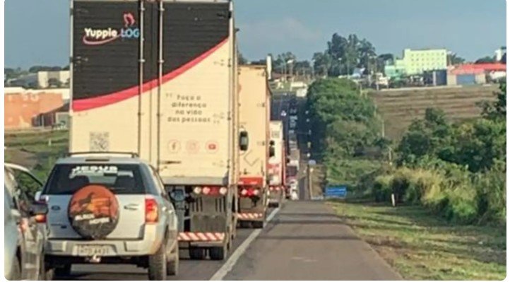Após fim das eleições, caminhoneiros bloqueiam rodovia de Mato Grosso do Sul