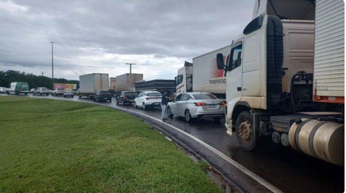 Bloqueio na BR-162 tem congestionamento de 60 km em Campo Grande