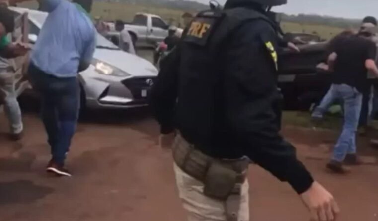 Advogado é preso ao atirar contra manifestantes em bloqueio na BR-060