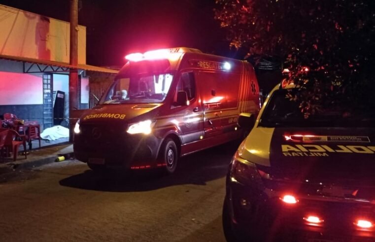 Polícia procura pai e filho suspeitos de matar idoso e esfaquear outro homem