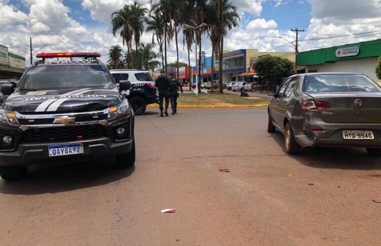 Motorista sem CNH invade preferencial e colide contra viatura no Centro de Sidrolândia