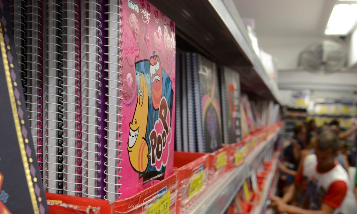 Venda a varejo de material escolar em lojas da 25 de Março, região central.