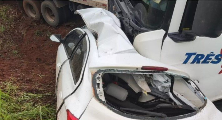 Carro é esmagado em acidente com caminhão e 4 pessoas morrem em MS, entre elas duas crianças