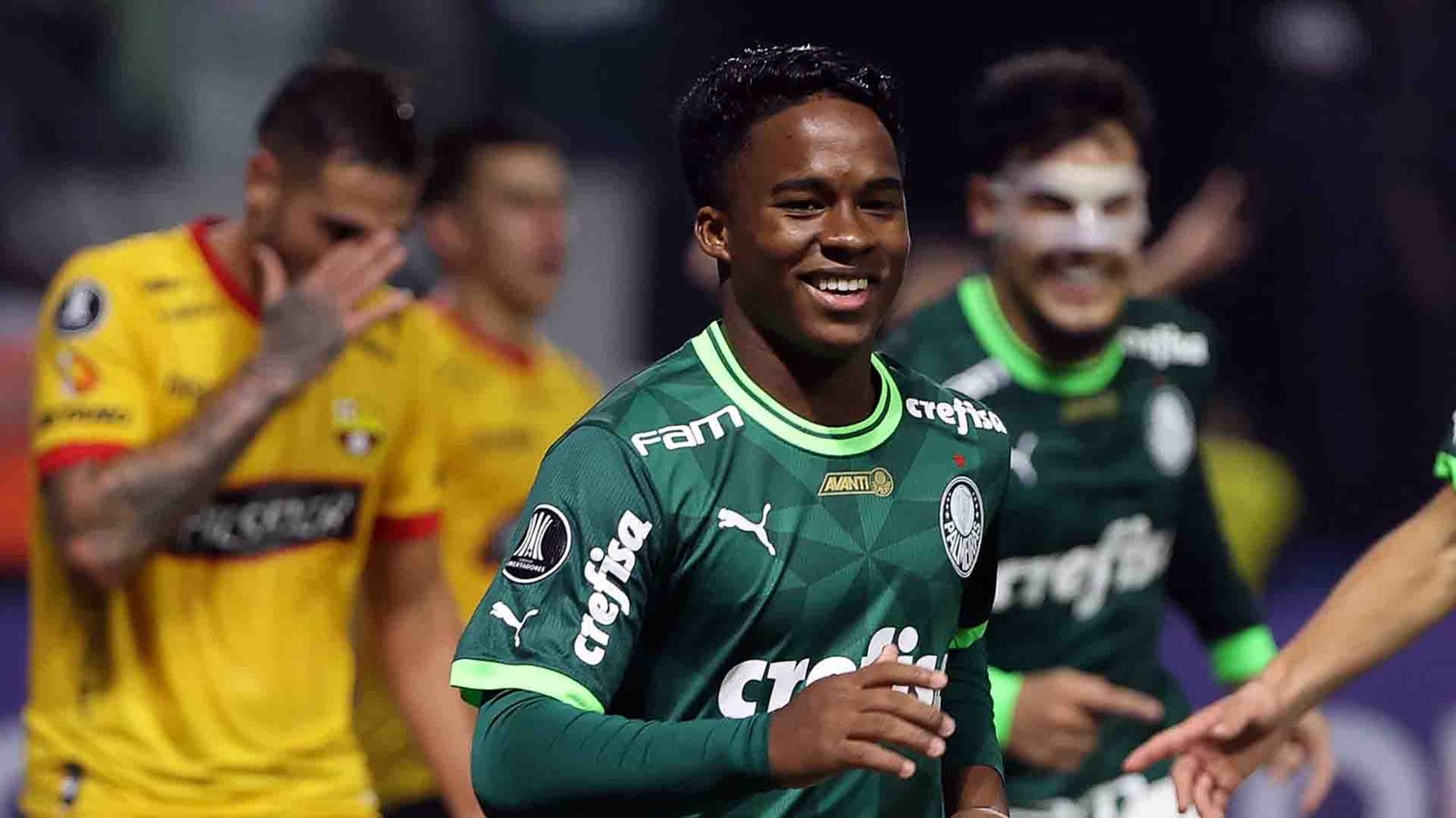 Endrick-celebra-seu-gol-na-vitoria-do-Palmeiras-sobre-o-Barcelona-de-Guayaquil-Cesar-Greco-Ag-Palmeiras-min