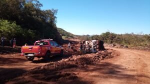 caminhao-capotado-010-2