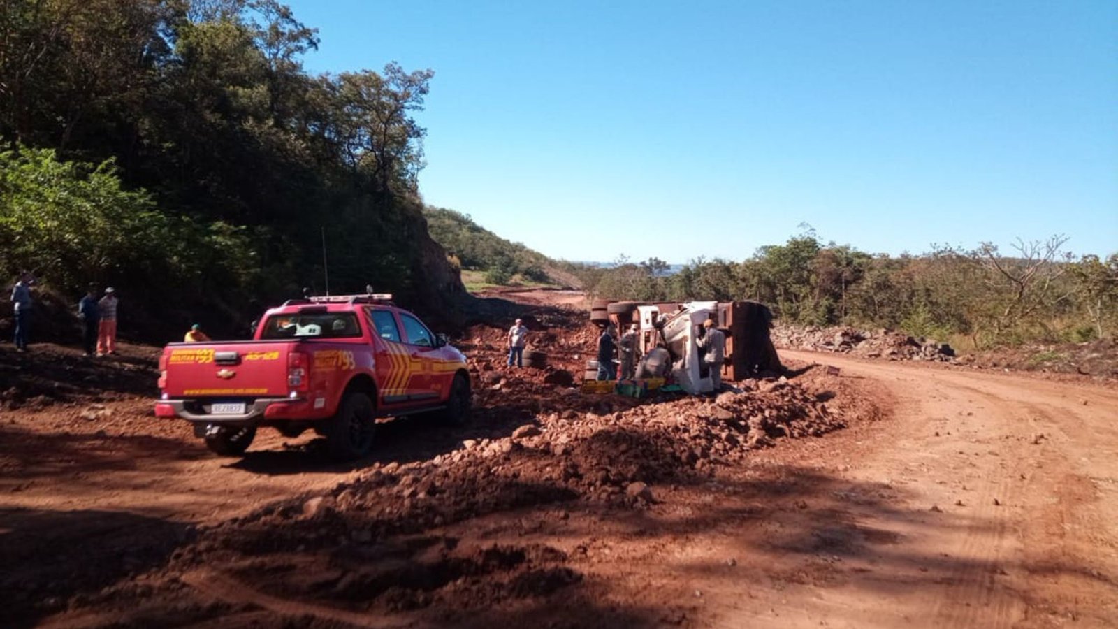 caminhao-capotado-010-2