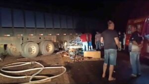 motorista-morre-atingir-carreta-br-262-maracaju
