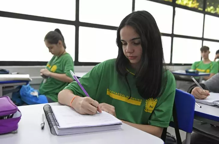 Aluna-Escola-Estadual-Lucia-Martins-Coelho-Matricula-2024-Foto-Bruno-Rezende-730x480-1.jpg