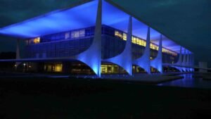 Palacio-do-Planalto-iluminado-com-a-cor-azul-foto-por-wilson-dias-agencia-brasil