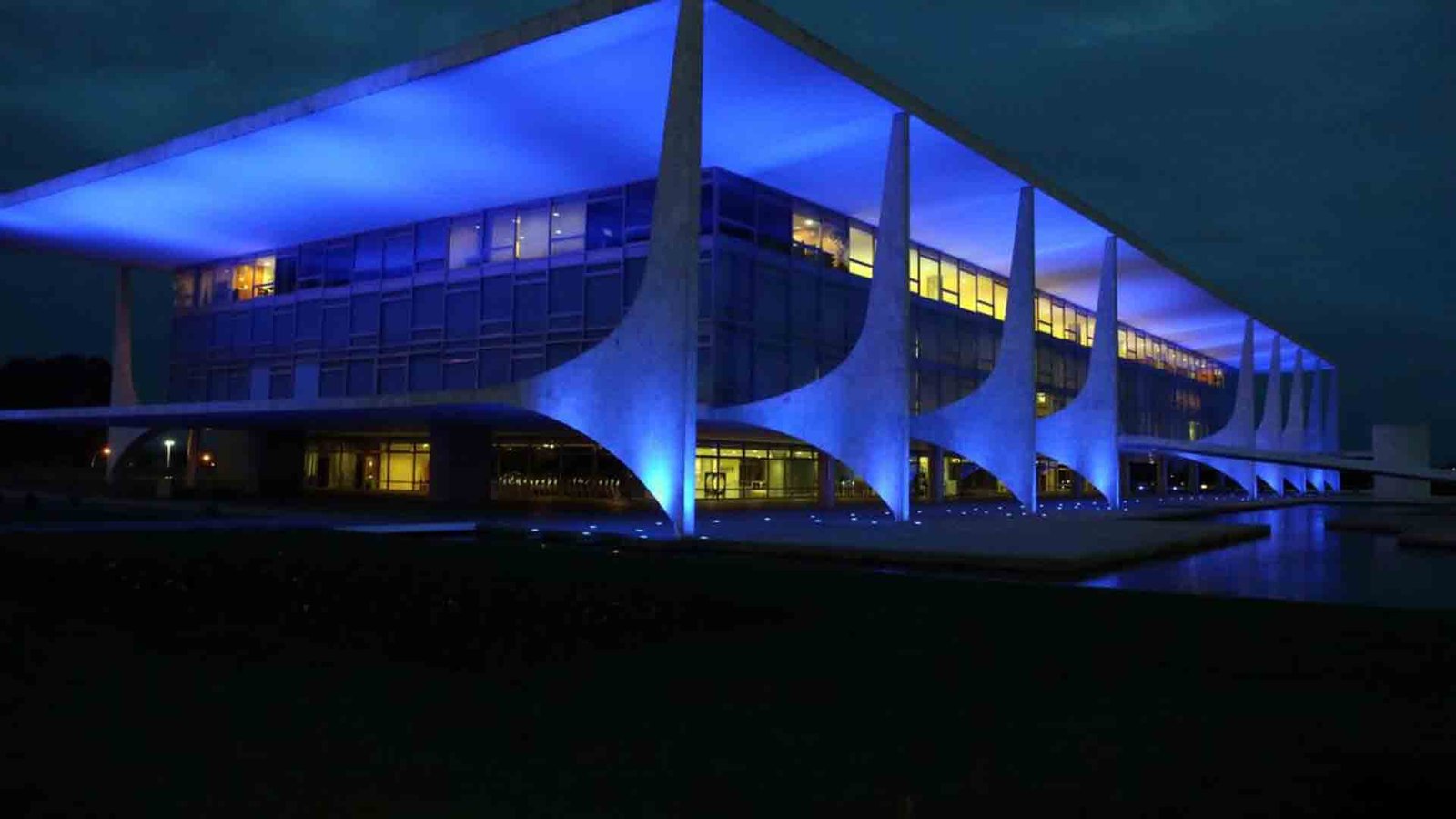 Palacio-do-Planalto-iluminado-com-a-cor-azul-foto-por-wilson-dias-agencia-brasil