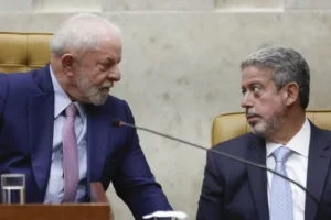 Presidente-Lula-e-Arthur-LIra-durante-posse-do-ministro-do-STF-Cristiano-Zanin-Metropoles-2-1068x712