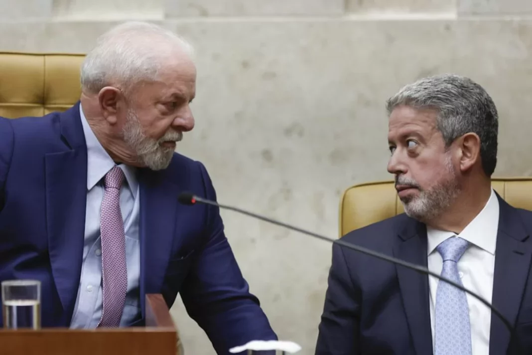 Presidente-Lula-e-Arthur-LIra-durante-posse-do-ministro-do-STF-Cristiano-Zanin-Metropoles-2-1068x712