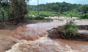 vista_alegre_estrada_vicinal_se_transformou_em_rio._infraestrutura_de_acesso_e_escoamento_da_producao_camponesa_totalmente_destruida_em_70_do