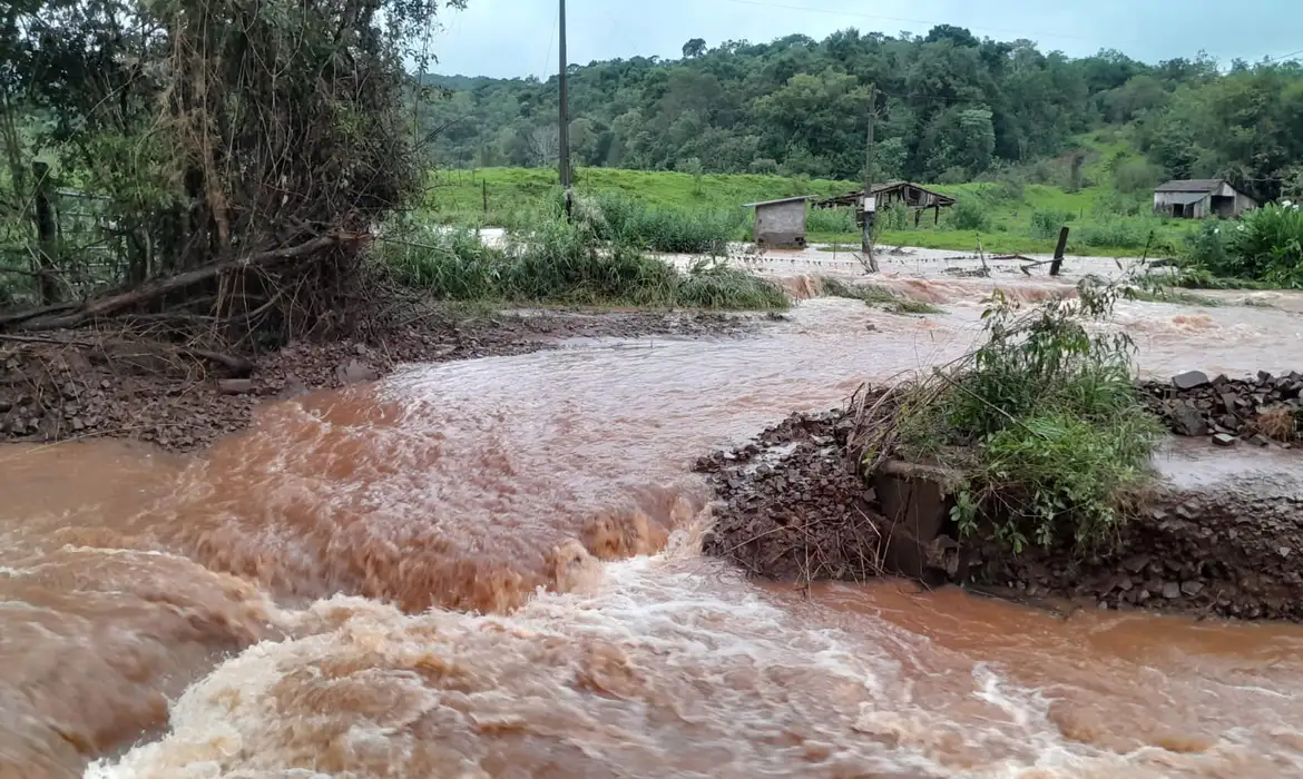 vista_alegre_estrada_vicinal_se_transformou_em_rio._infraestrutura_de_acesso_e_escoamento_da_producao_camponesa_totalmente_destruida_em_70_do
