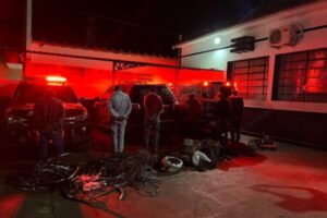 policia-prende-4-durante-operacao-contra-furto-de-fios-em-rio-brilhante-17172778371731-thumb