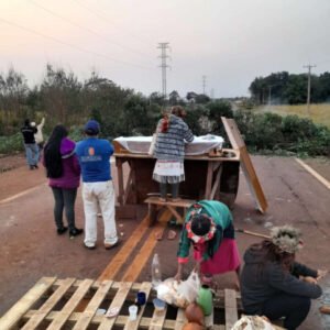 com-velorio-no-anel-viario-indigenas-querem-presenca-de-autoridade-que-garanta-melhorias-de-sinalizacao-17224272259588-thumb (1)