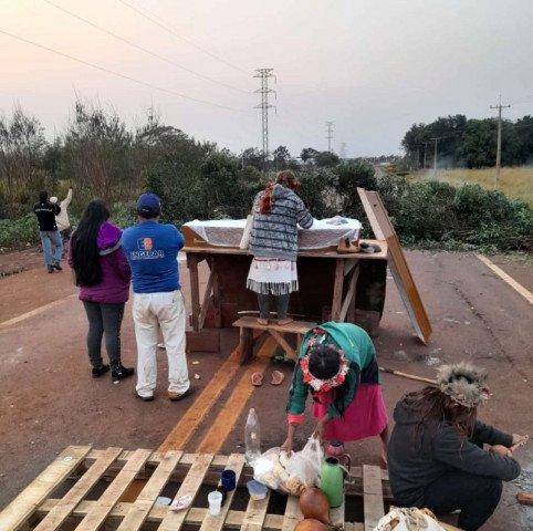 com-velorio-no-anel-viario-indigenas-querem-presenca-de-autoridade-que-garanta-melhorias-de-sinalizacao-17224272259588-thumb (1)
