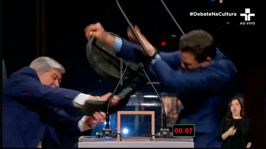 video-veja-o-momento-em-que-datena-agride-pablo-marcal-com-cadeirada