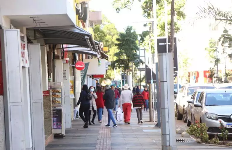 Comercio-centro-no-feriado-Leonardo-de-Franca-3-e1655132749408
