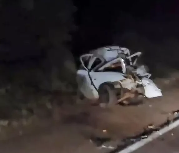 Carro fica totalmente destruído e motorista morre ao bater em ônibus