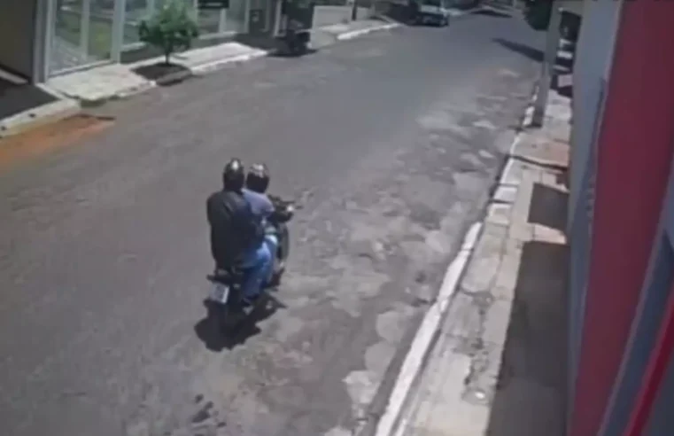 Dupla invade casa, espanca moradora e ameaça criança durante roubo de joias em MS
