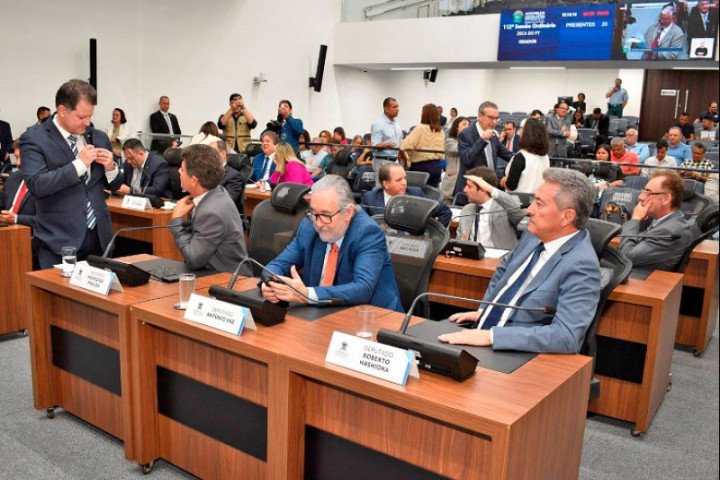 deputados-aprovam-peca-orcamentaria-de-r-264-bilhoes-para-2025-em-ms-1733858434084-thumb