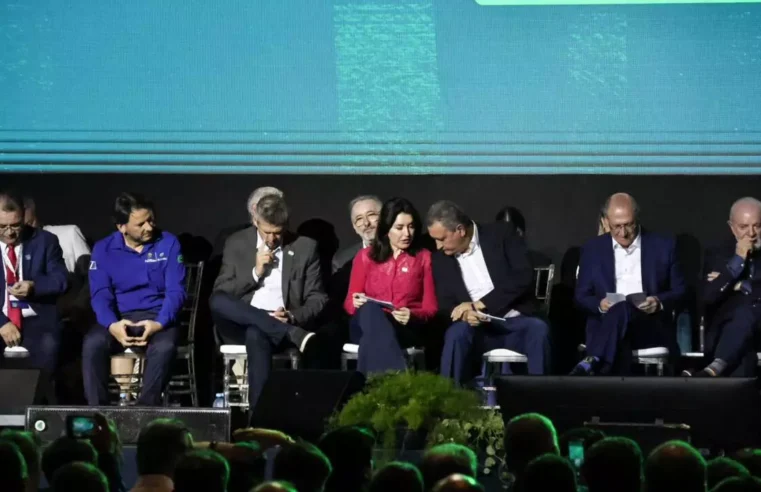 Cinco ministros acompanham Lula em entrega de fábrica de celulose em Ribas do Rio Pardo