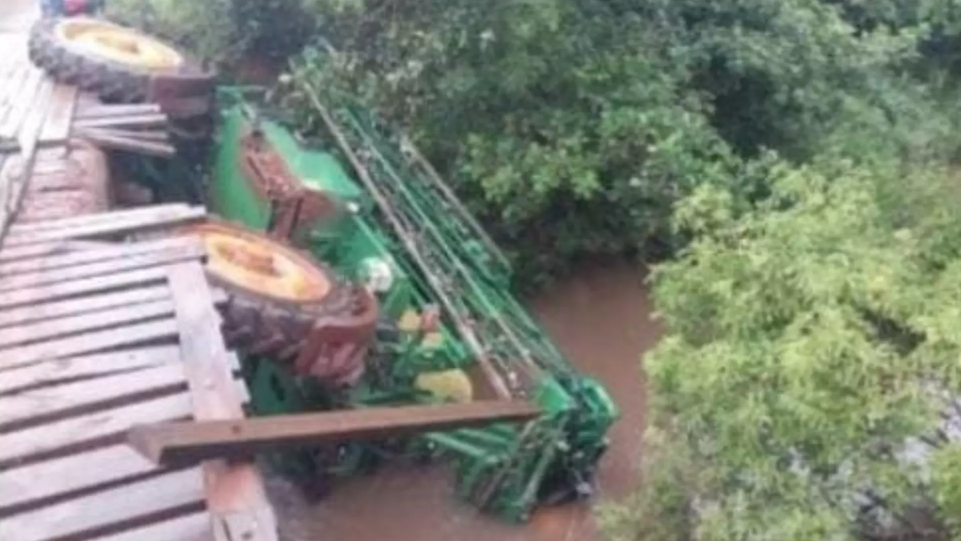 trator-passava-por-ponte
