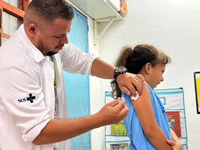 Vacina contra dengue segue para crianças no SUS e “difícil” na rede particular.