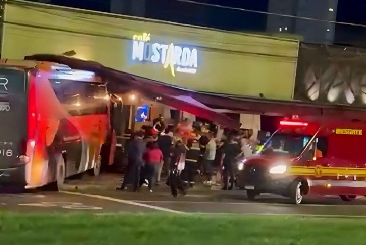 onibus-desgovernado-invade-bar-famoso-em-campo-grande-e-deixa-mulher-ferida-17460120572805-thumb