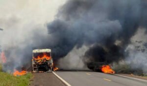 bitrem-pega-fogo-e-fica-destruido-apos-pneu-estourar-na-ms-134-17514830847109-thumb