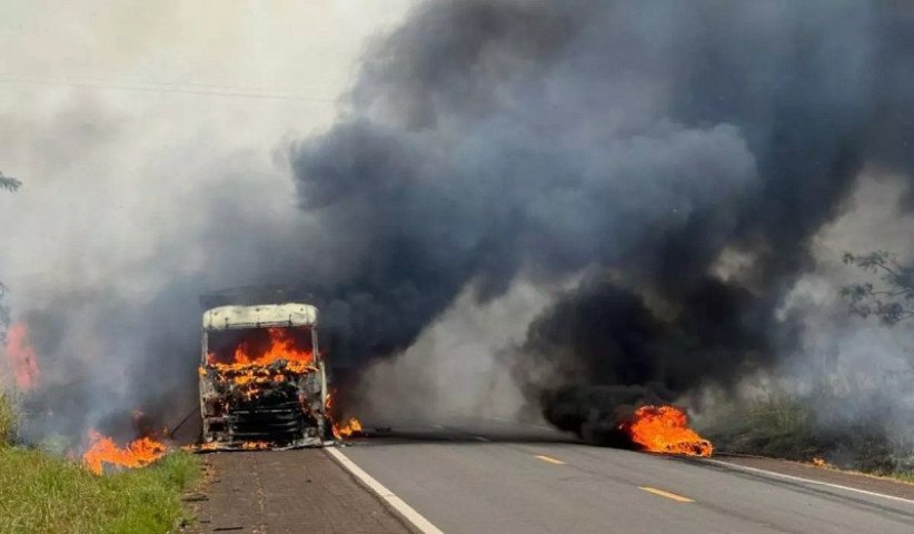 bitrem-pega-fogo-e-fica-destruido-apos-pneu-estourar-na-ms-134-17514830847109-thumb
